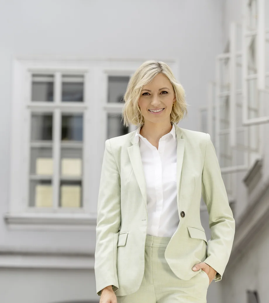 Testimonial Jenny im Innenhof der VKB am Pfarrplatz.